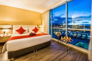 库库塔Holiday Inn Cúcuta, an IHG Hotel的酒店客房设有一张床和一个大窗户