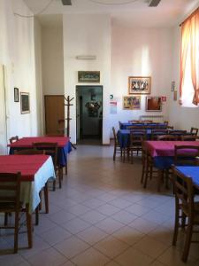 皮蒂利亚诺Residenza Pitigliano的一间设有红色和蓝色桌椅的用餐室