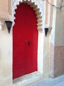 梅克内斯里亚德亚姆查旅馆的大楼一侧的红色门