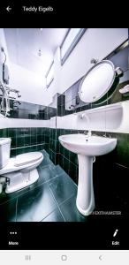 康提Charlton Kandy City Rest的浴室设有白色水槽和镜子