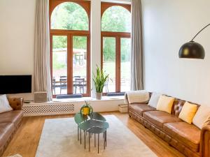 希尼Beautiful villa with sauna in Chiny的客厅配有沙发和桌子