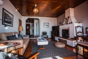 丰沙尔Apartamento Charmoso no Funchal, com grande Jardim e Vista Esplêndida的带沙发和壁炉的客厅
