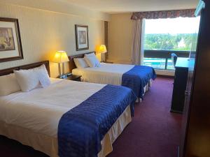 莱斯布里奇莱斯布里奇华美达酒店的酒店客房设有两张床和窗户。