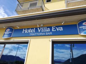 科斯特曼诺Albergo Villa Eva的大楼内的酒店别墅eva标志