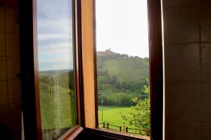 CastelplanioAgriturismo "Le Piagge"的享有绿色田野景致的窗户