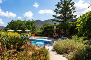MelidhónionAlonia Villa, magic ambience, By ThinkVilla的花园内带滑梯的游泳池