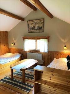塔尔伯格Villa Klockarbo - Stugor - Cabins的一间卧室配有两张床,内设长凳