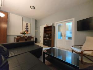 塞维利亚阿提科圣克莱门特公寓的带沙发和咖啡桌的客厅