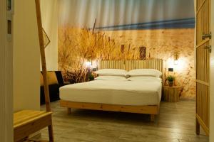 法诺B&B 49 passi的一间卧室配有带白色床单和枕头的床。