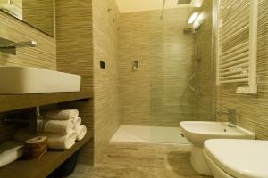 法诺B&B 49 passi的浴室配有盥洗盆、卫生间和浴缸。