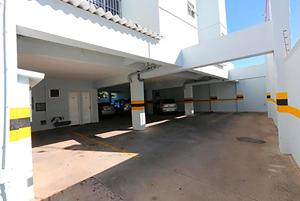 戈亚尼亚Hotel Serra das Águas的车库里的一个空停车位