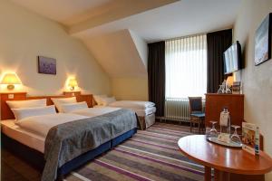 Sure Hotel by Best Western Ambassador Duesseldorf客房内的一张或多张床位