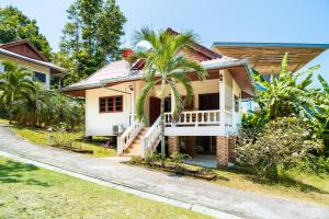 通萨拉Tropical Home Koh Phangan的前面有棕榈树的房子