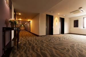 福冈东洋酒店的带平面电视的酒店走廊