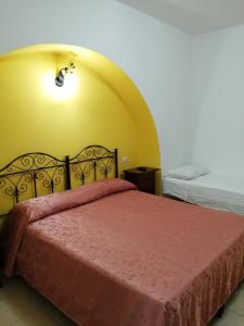 莱韦拉诺Agriturismo Tenuta Perruzzi的一间卧室配有一张红色床罩的床