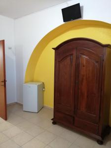 莱韦拉诺Agriturismo Tenuta Perruzzi的一间设有木门和黄色及白色墙壁的客房