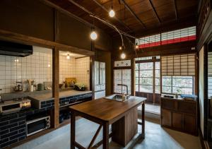 叶山町平野邸 Hayama的一间厨房,在房间内有木岛