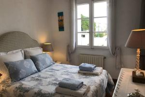 格里莫Charming apartment in Port Grimaud的一间卧室配有一张带两个枕头的床