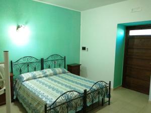 莱韦拉诺Agriturismo Tenuta Perruzzi的一间卧室配有一张蓝色墙壁的床