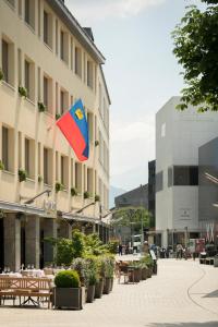 瓦杜兹公寓酒店的悬挂在建筑物一侧的旗帜