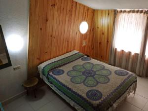 卡韦松·德·拉·萨尔维埃尔酒店的一间卧室配有一张床铺,床上有毯子