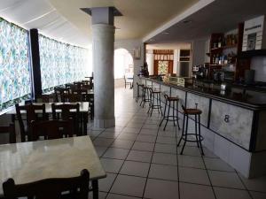 卡韦松·德·拉·萨尔维埃尔酒店的餐厅设有酒吧和桌椅