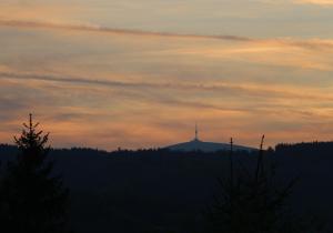 Široká NivaApartmány NIVA的山顶上十字架的山丘景色