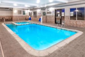 赖夫尔拉昆塔来福套房酒店的蓝色的大游泳池,位于酒店客房内