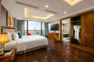 河内Hanoi Dalvostro Valentino Hotel & Spa的酒店客房,配有床和电视