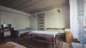 尼济察Agroturystyka Szerokopaś的一间设有两张床和一张桌子的房间