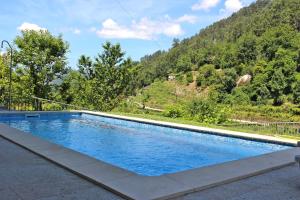 特拉什杜博鲁Casa Ferreira的一座山地游泳池