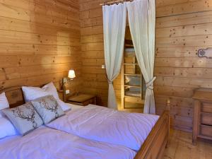 格赖瑙Chalet Zugspitze的小木屋内一间卧室,配有一张床