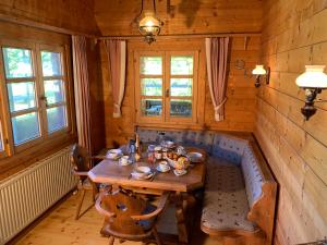 格赖瑙Chalet Zugspitze的木制用餐室配有桌椅