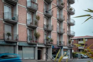 帕尔马Civico 8 B&B - Appartamento的公寓大楼设有阳台和盆栽植物