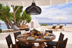 普拉迪斯亚罗斯Villa Santa Katerina - Sea View & Outdoor Hot Tub的海景露台的桌子