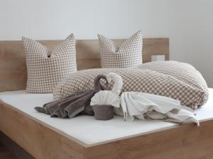 贝旺Alpenflair的一张带枕头的床和两张天鹅