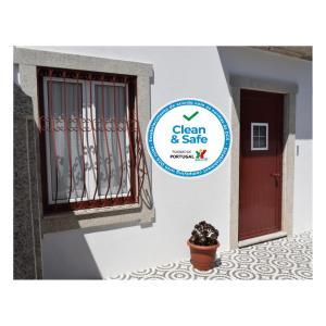 波尔图Oporto Living Apartments的门旁有清洁安全标志