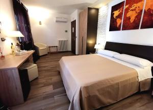 佩斯基奇Sunset Bed & Breakfast的酒店客房设有一张大床和一张书桌。