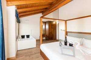 OviñanaLAS RIBERAS. APARTAMENTOS RURALES的卧室配有白色床和木制天花板