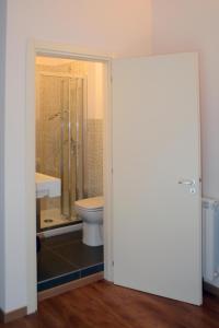卡尔塔尼塞塔B&B Thule的浴室配有卫生间、淋浴和盥洗盆。