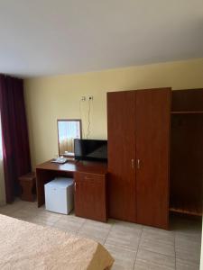艾福雷诺德特拉酒店的一间卧室配有一张桌子,里面装有电脑