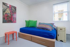 富丽海滩Folly Vacation Laid Back Casual Beach Bungalow 209-B的一间卧室配有一张带蓝色床单的床和一张桌子。