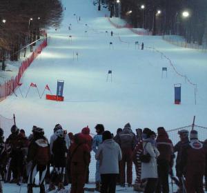 阿巴迪亚圣萨尔瓦托雷Albergo Generale Cantore - Monte Amiata的站在滑雪场前的一群人