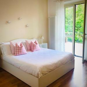 巴巴莱斯科罗坎达拉巴亚住宿加早餐旅馆的一间卧室配有带粉红色枕头的床。