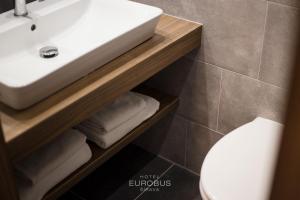 卡鲁扎Hotel Eurobus的一间带水槽和卫生间的浴室