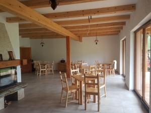 恰尔纳Michniowiec 6的用餐室配有木桌和椅子