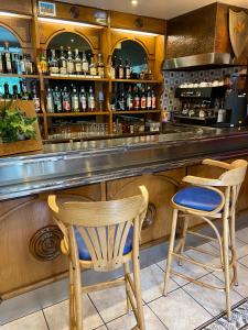 若西耶Hôtel Bel'Air的酒吧配有两把椅子和柜台