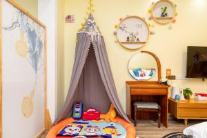 上海南溪民宿的儿童卧室,配有一张带游戏帐篷的床