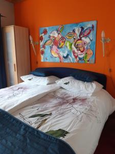 Warmond吉蒂广场瓦尔蒙德度假屋的一间卧室配有一张壁画床