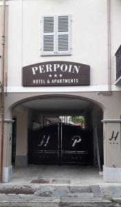 萨卢佐Hotel & Apartments " Perpoin "的通往酒店的大门,上面有标志